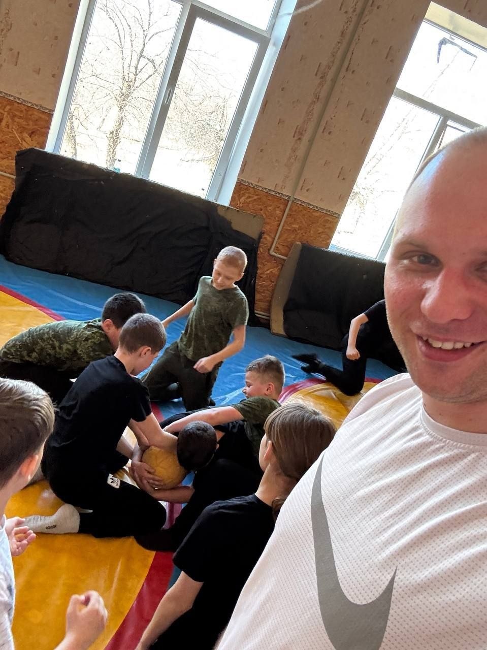 111111Полицейские Красного Луча обучили кадет Краснолучской школы № 11 навыкам рукопашного боя и сыграли с пятиклассниками в регби