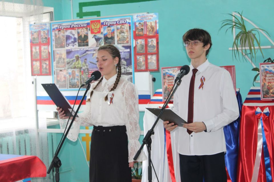 В рамках проекта «Новая школа» партии «Единая Россия» в Родаковской средней школе состоялось торжественное открытие пяти Парт Героя, Стенда и Книги Памяти участников специальной военной операции В рамках проекта «Новая школа» партии «Единая Россия» в Родаковской средней школе состоялось торжественное открытие пяти Парт Героя, Стенда и Книги Памяти участников специальной военной операции