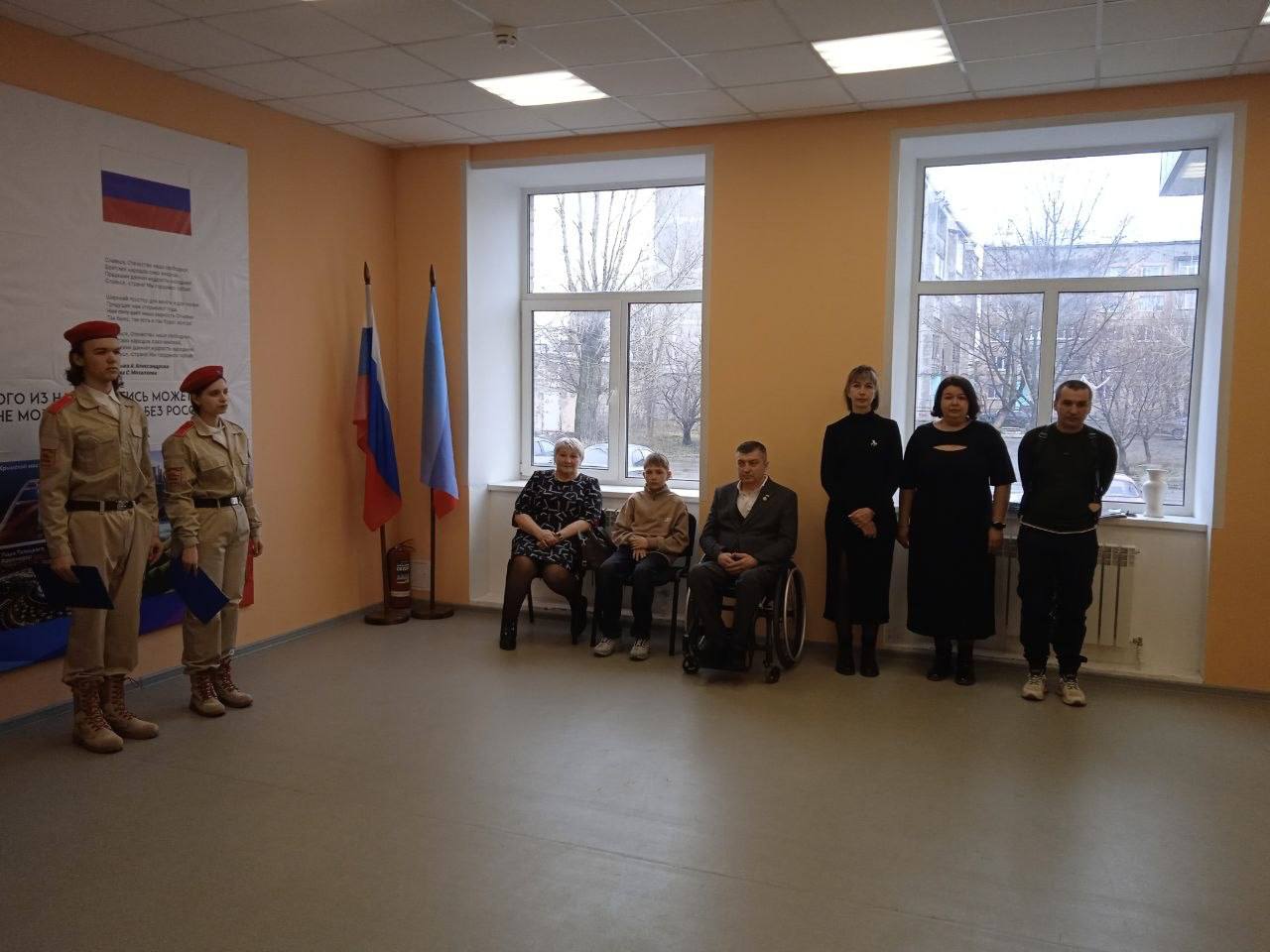 В Красном Луче вручили медаль «Мать солдата» от ЛДПР