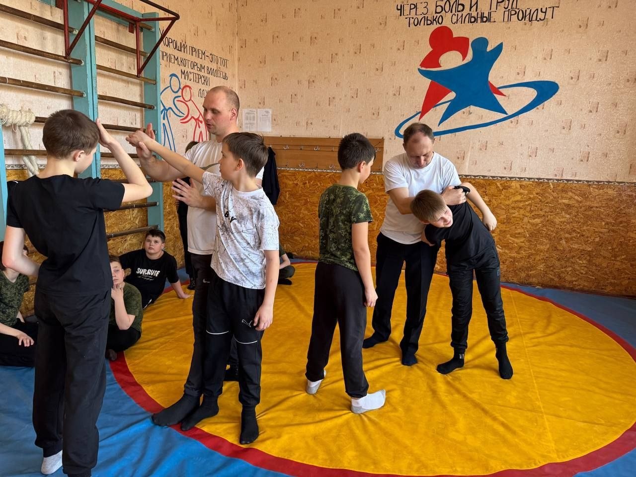 111111Полицейские Красного Луча обучили кадет Краснолучской школы № 11 навыкам рукопашного боя и сыграли с пятиклассниками в регби 111111Полицейские Красного Луча обучили кадет Краснолучской школы № 11 навыкам рукопашного боя и сыграли с пятиклассниками в регби