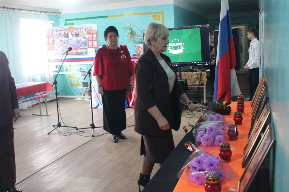 В рамках проекта «Новая школа» партии «Единая Россия» в Родаковской средней школе состоялось торжественное открытие пяти Парт Героя, Стенда и Книги Памяти участников специальной военной операции В рамках проекта «Новая школа» партии «Единая Россия» в Родаковской средней школе состоялось торжественное открытие пяти Парт Героя, Стенда и Книги Памяти участников специальной военной операции