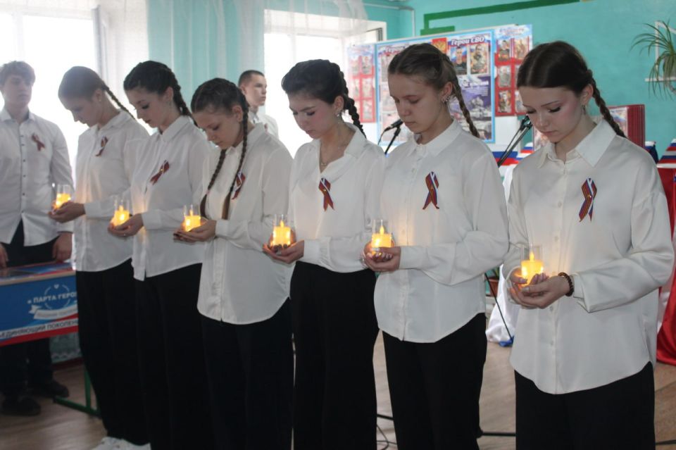 В рамках проекта «Новая школа» партии «Единая Россия» в Родаковской средней школе состоялось торжественное открытие пяти Парт Героя, Стенда и Книги Памяти участников специальной военной операции В рамках проекта «Новая школа» партии «Единая Россия» в Родаковской средней школе состоялось торжественное открытие пяти Парт Героя, Стенда и Книги Памяти участников специальной военной операции