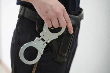 В Стаханове задержали мужчину, который с арбалетом в магазине угрожал продавцу и пытался украсть товар