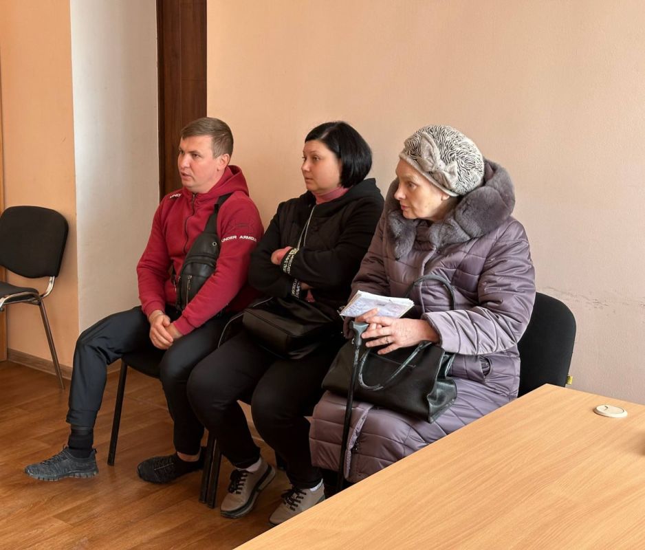 Сегодня временно исполняющий полномочия Главы городского округа город Ровеньки Дмитрий Игошин провёл личный приём жителей Сегодня временно исполняющий полномочия Главы городского округа город Ровеньки Дмитрий Игошин провёл личный приём жителей