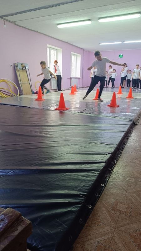 «Весёлые эстафеты». В МБУ ДО «РСШ» города Рубежное при поддержке проекта «Детский спорт» партии «Единая Россия» прошли «Весёлые эстафеты» среди воспитанников секции спортивной гимнастики «Весёлые эстафеты». В МБУ ДО «РСШ» города Рубежное при поддержке проекта «Детский спорт» партии «Единая Россия» прошли «Весёлые эстафеты» среди воспитанников секции спортивной гимнастики