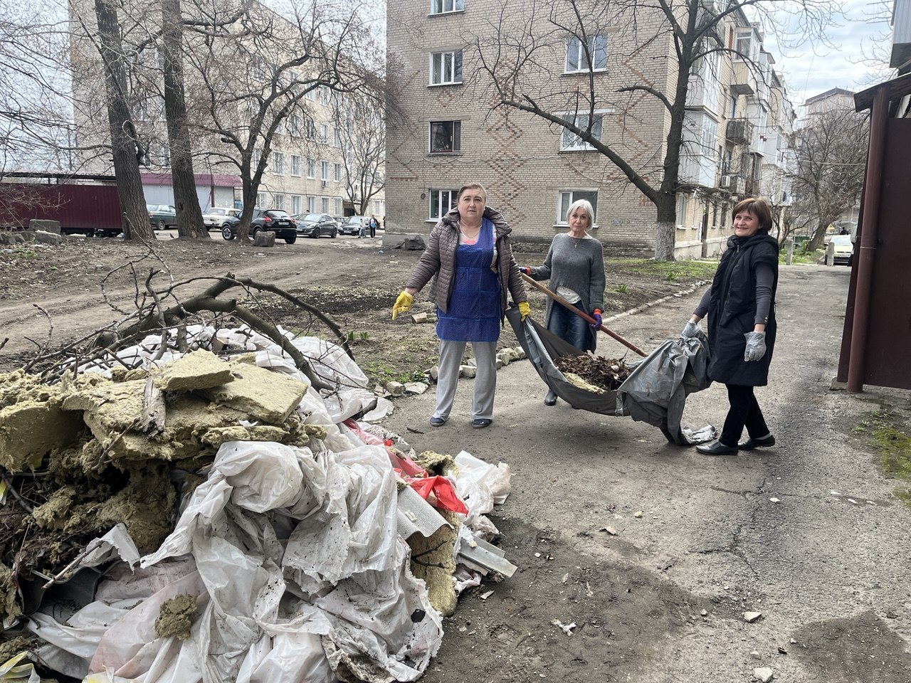 Благоустройство территорий: субботник в архивном отделе Благоустройство территорий: субботник в архивном отделе