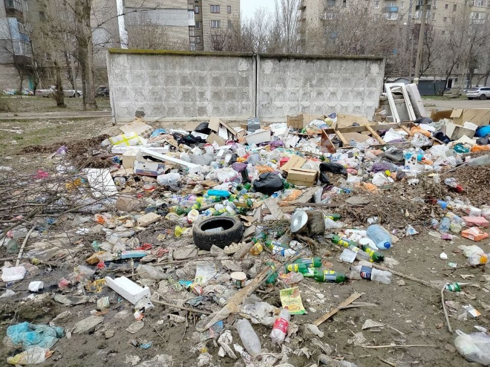 В Стаханове продолжается уборка улиц В Стаханове продолжается уборка улиц
