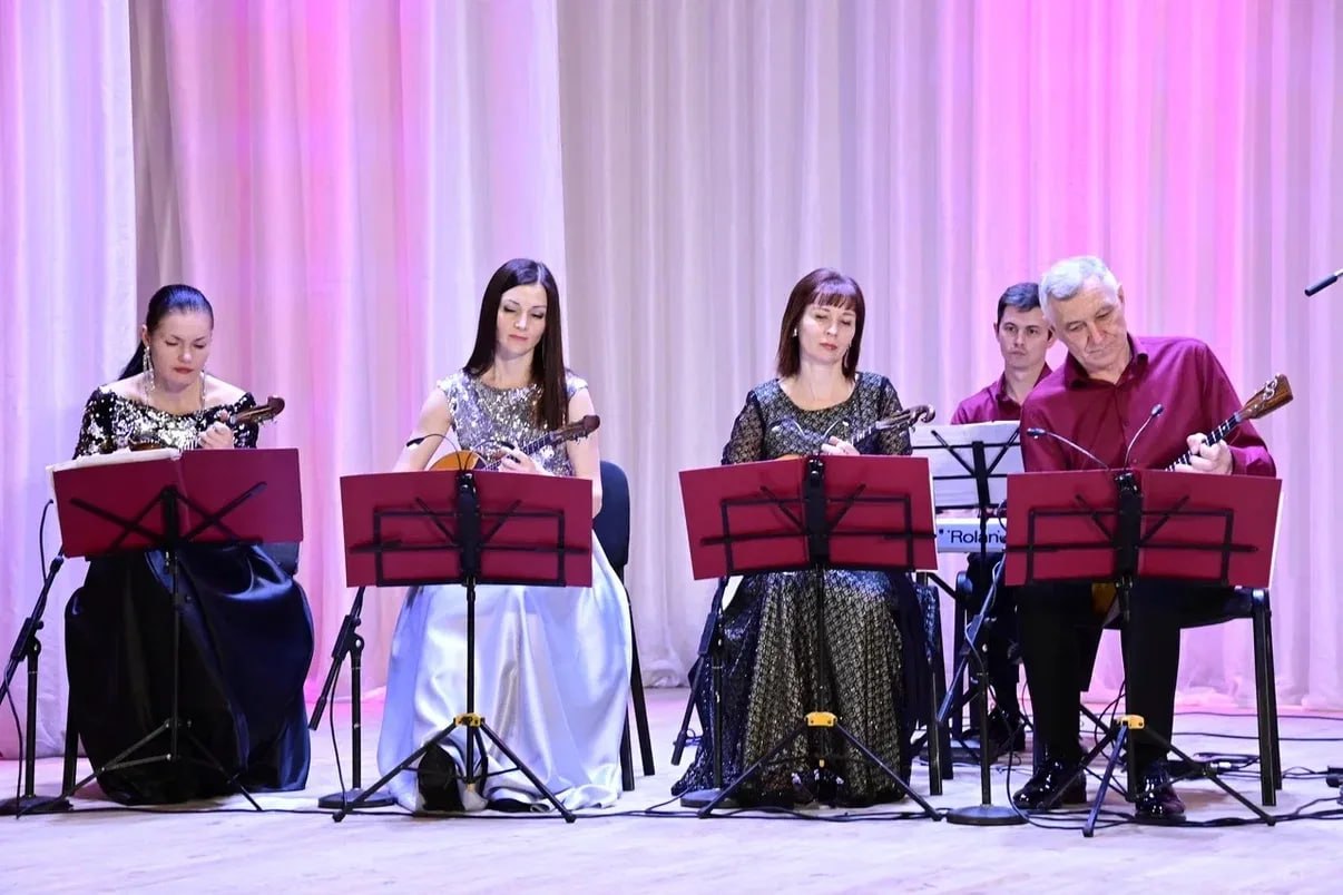 В Луганске выступил ансамбль «Киевская Русь» с программой «Играем на бис» В Луганске выступил ансамбль «Киевская Русь» с программой «Играем на бис»