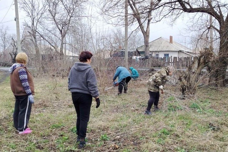 На территории Шахтерской амбулатории провели субботник На территории Шахтерской амбулатории провели субботник