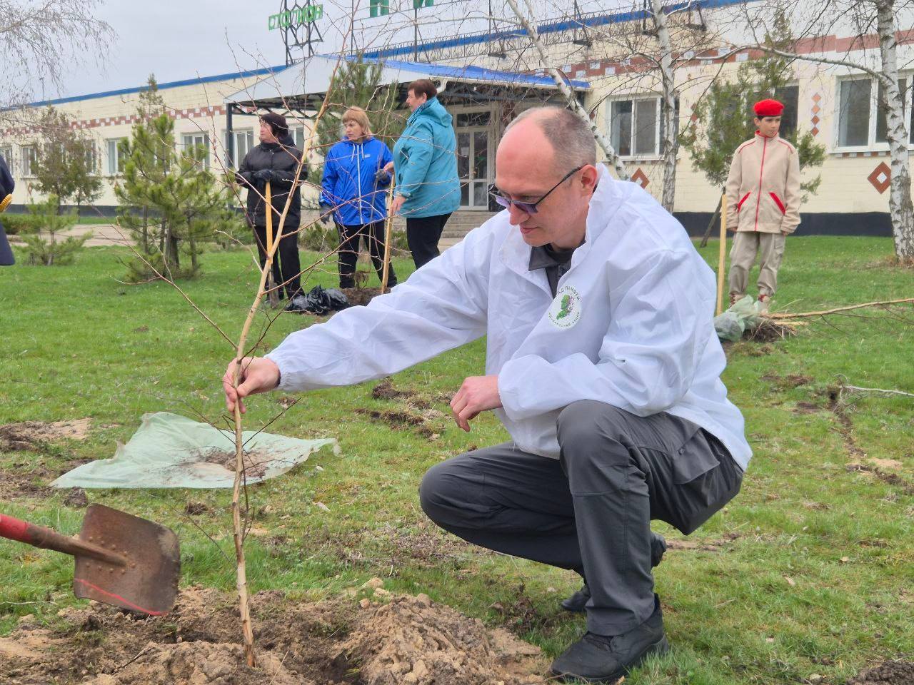 111Замминистра МВД по Луганской Народной Республике принял участие в высадке саженцев деревьев в рамках Международной акции «Сад памяти» 111Замминистра МВД по Луганской Народной Республике принял участие в высадке саженцев деревьев в рамках Международной акции «Сад памяти»