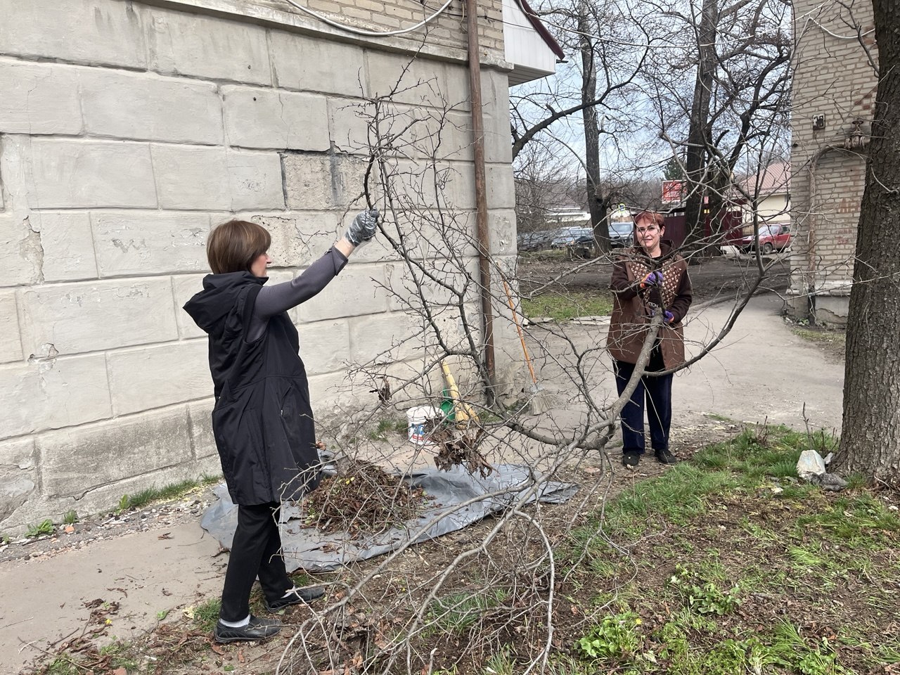 Благоустройство территорий: субботник в архивном отделе Благоустройство территорий: субботник в архивном отделе