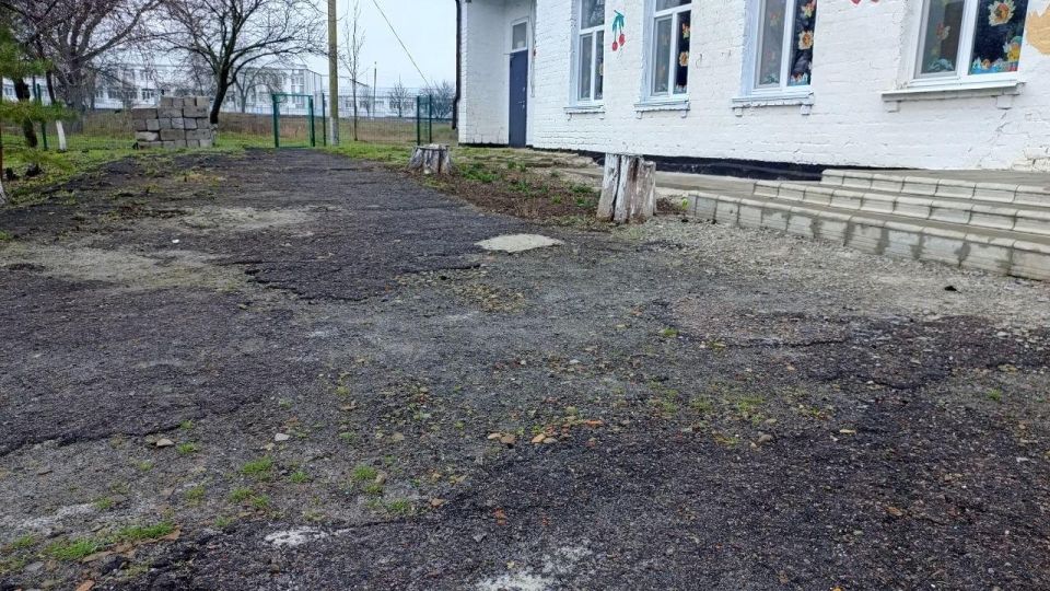 Представитель региона-шефа, находящийся в командировке в Беловодском МО, посетил с рабочим визитом детский сад в с. Городище по вопросу обсуждения планов ремонта при участии Новосибирской области Представитель региона-шефа, находящийся в командировке в Беловодском МО, посетил с рабочим визитом детский сад в с. Городище по вопросу обсуждения планов ремонта при участии Новосибирской области