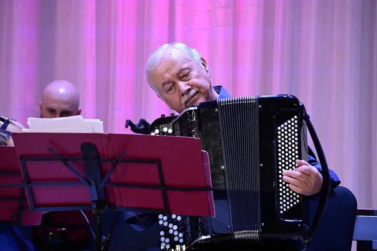 В Луганске выступил ансамбль «Киевская Русь» с программой «Играем на бис» В Луганске выступил ансамбль «Киевская Русь» с программой «Играем на бис»