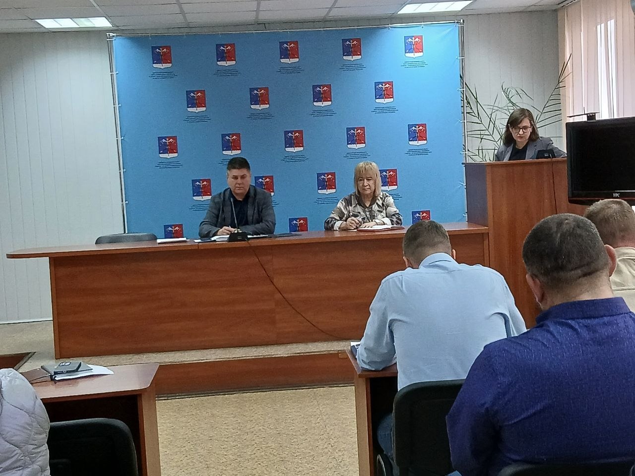 Альберт Зинченко: Сегодня совместно с председателем Совета Станично-Луганского МО Татьяной Пономаревой провели аппаратное совещание с руководителями структурных подразделений, учреждений и предприятий округа Альберт Зинченко: Сегодня совместно с председателем Совета Станично-Луганского МО Татьяной Пономаревой провели аппаратное совещание с руководителями структурных подразделений, учреждений и предприятий округа