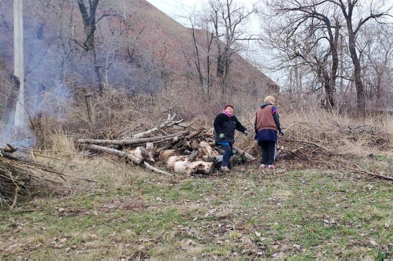 На территории Шахтерской амбулатории провели субботник На территории Шахтерской амбулатории провели субботник
