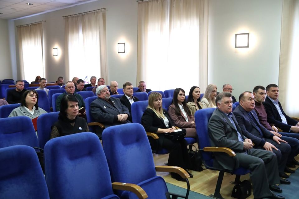 В Луганске обсудили реализацию партпроекта «Новая школа» В Луганске обсудили реализацию партпроекта «Новая школа»