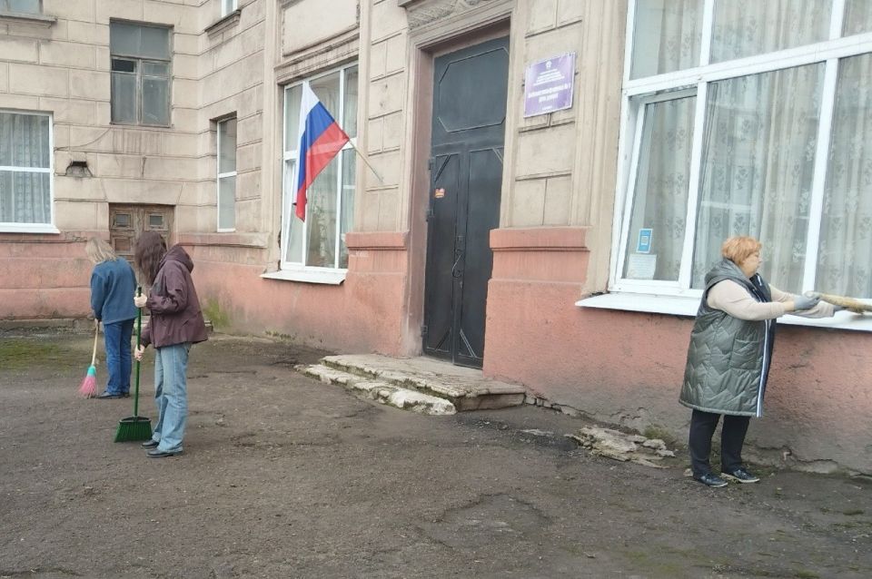 Коллективы учреждений культуры приняли участие в субботнике Коллективы учреждений культуры приняли участие в субботнике