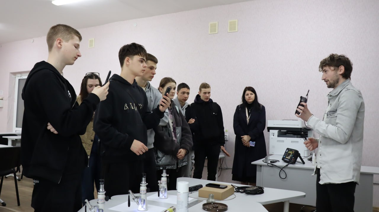 Донбасский государственный технический университет продолжает знакомить школьников с миром высшего образования в рамках профориентационного проекта «Университетские субботы» Донбасский государственный технический университет продолжает знакомить школьников с миром высшего образования в рамках профориентационного проекта «Университетские субботы»