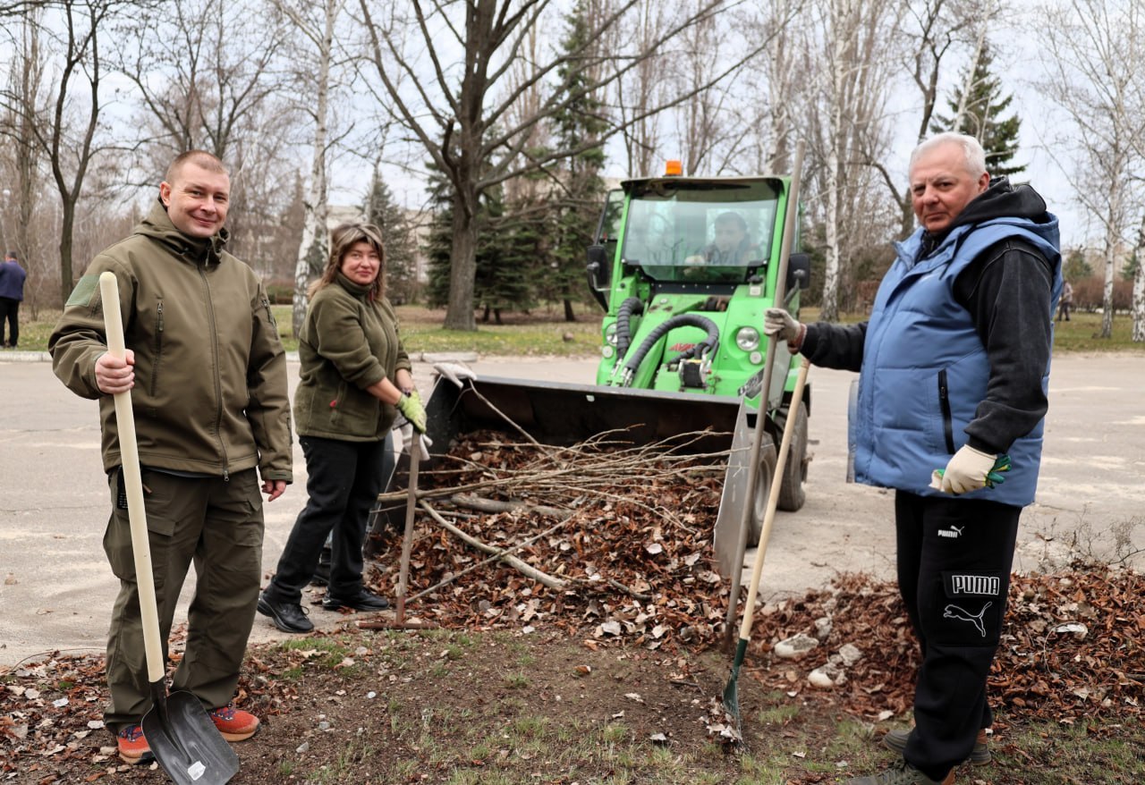 Совет депутатов совместно с сотрудниками администрации принял участие в общегородском субботнике Совет депутатов совместно с сотрудниками администрации принял участие в общегородском субботнике