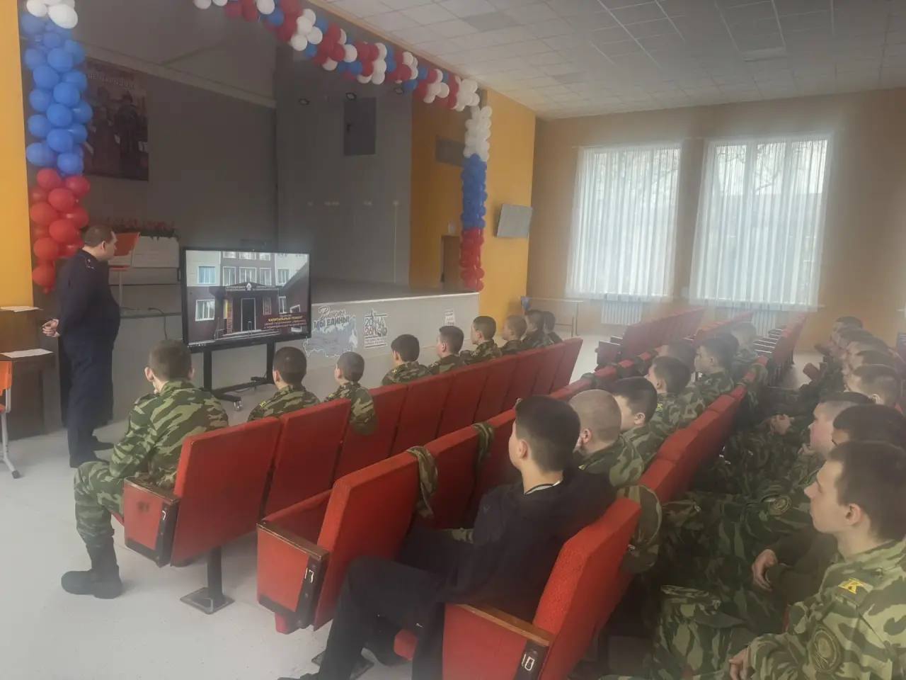 Сотрудники следственного управления СК России по ЛНР продолжают профориентационную работу с молодёжью Сотрудники следственного управления СК России по ЛНР продолжают профориентационную работу с молодёжью