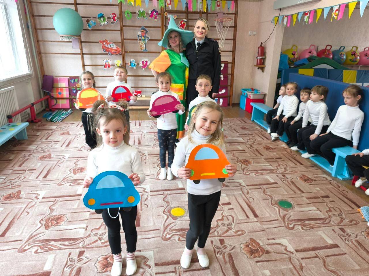 Сотрудники Госавтоинспекции МВД по ЛНР проводят практические занятия по ПДД с юными участниками дорожного движения Сотрудники Госавтоинспекции МВД по ЛНР проводят практические занятия по ПДД с юными участниками дорожного движения