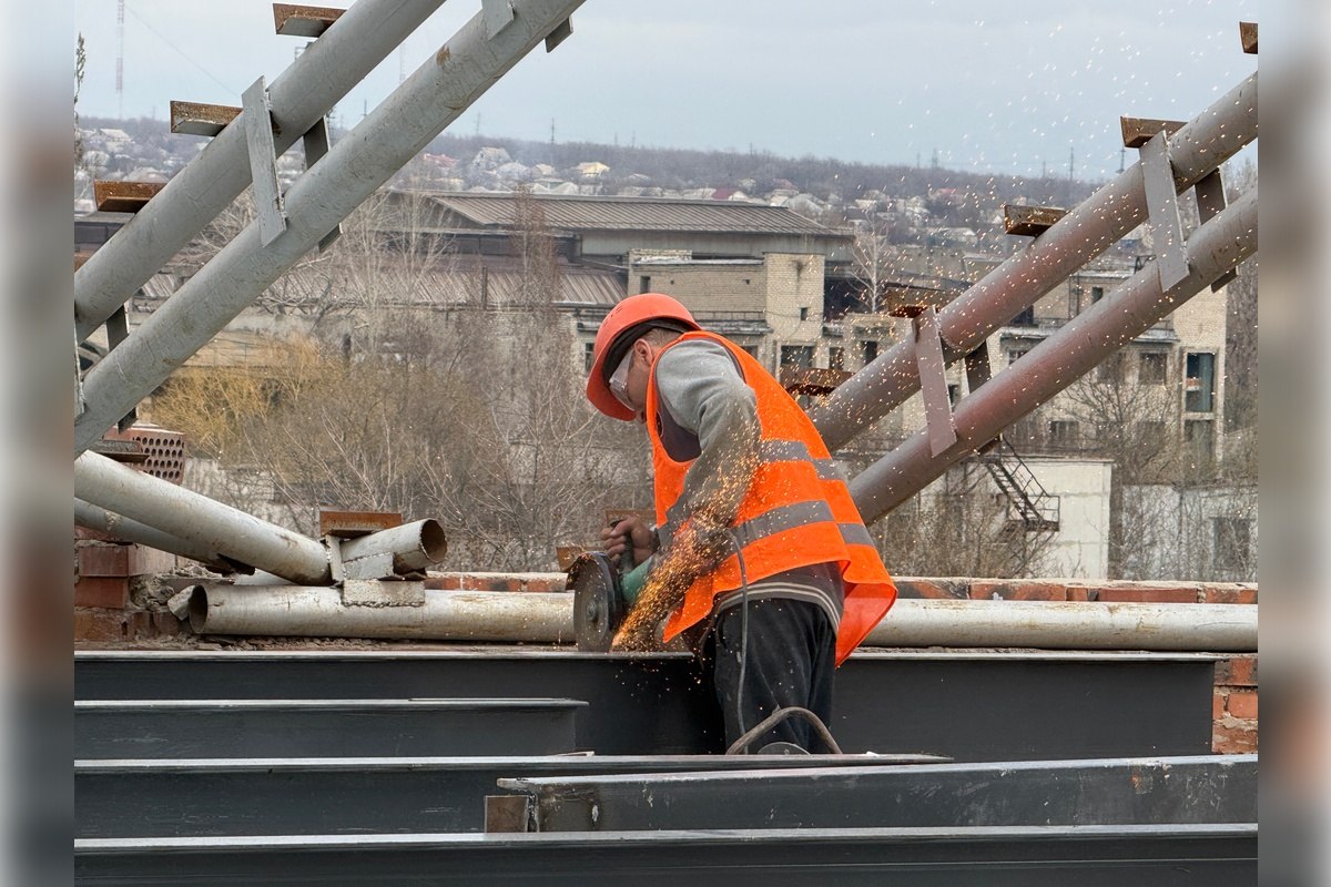 По народной программе в Луганске ремонтируют хирургический корпус больницы №2 По народной программе в Луганске ремонтируют хирургический корпус больницы №2