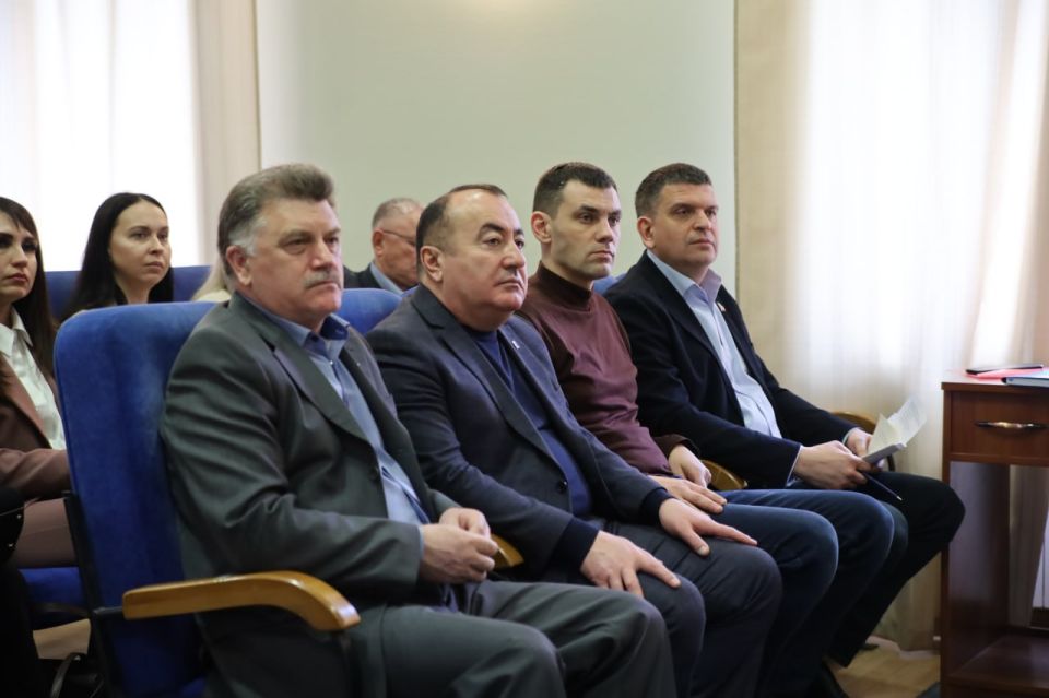 В Луганске обсудили реализацию партпроекта «Новая школа» В Луганске обсудили реализацию партпроекта «Новая школа»