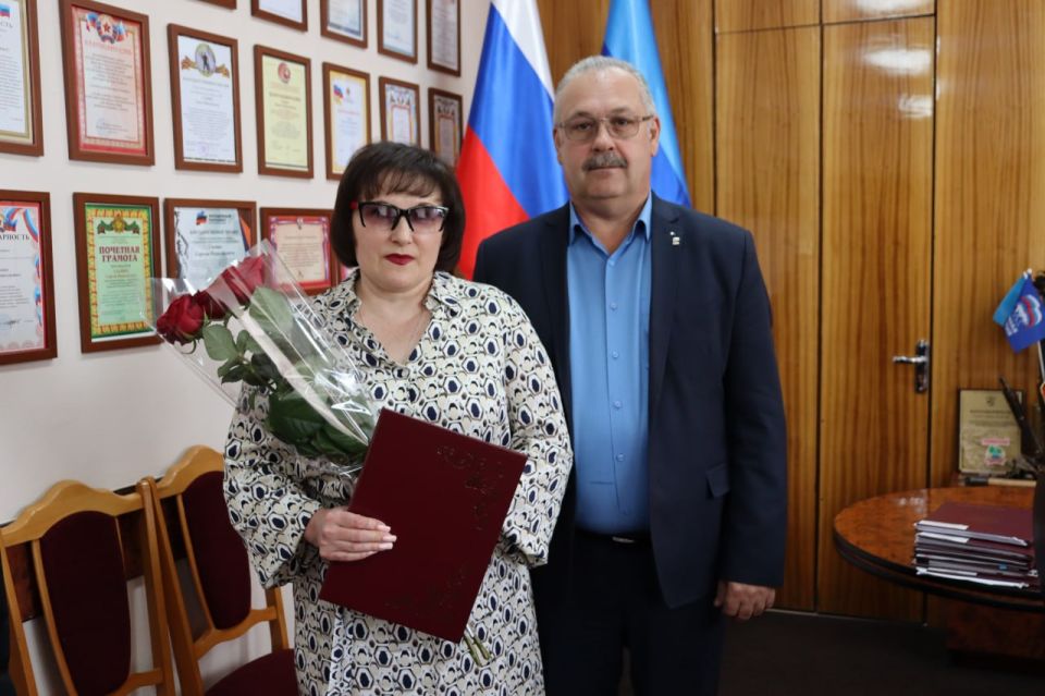 Сергей Саенко: Начал понедельник с приятного события - вместе с коллегами поздравил с юбилеем первого заместителя главы Администрации Антрацитовского МО Станислава Никитина, начальника отдела режимно-секретной и... Сергей Саенко: Начал понедельник с приятного события - вместе с коллегами поздравил с юбилеем первого заместителя главы Администрации Антрацитовского МО Станислава Никитина, начальника отдела режимно-секретной и...