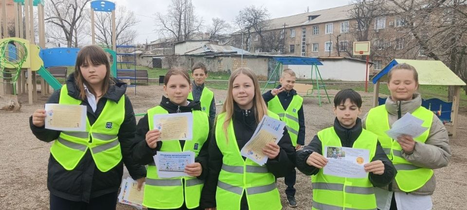 Отряд «Друзья порядка» Лутугинской средней школы №2 провел профилактическую работу в преддверии весенних каникул Отряд «Друзья порядка» Лутугинской средней школы №2 провел профилактическую работу в преддверии весенних каникул