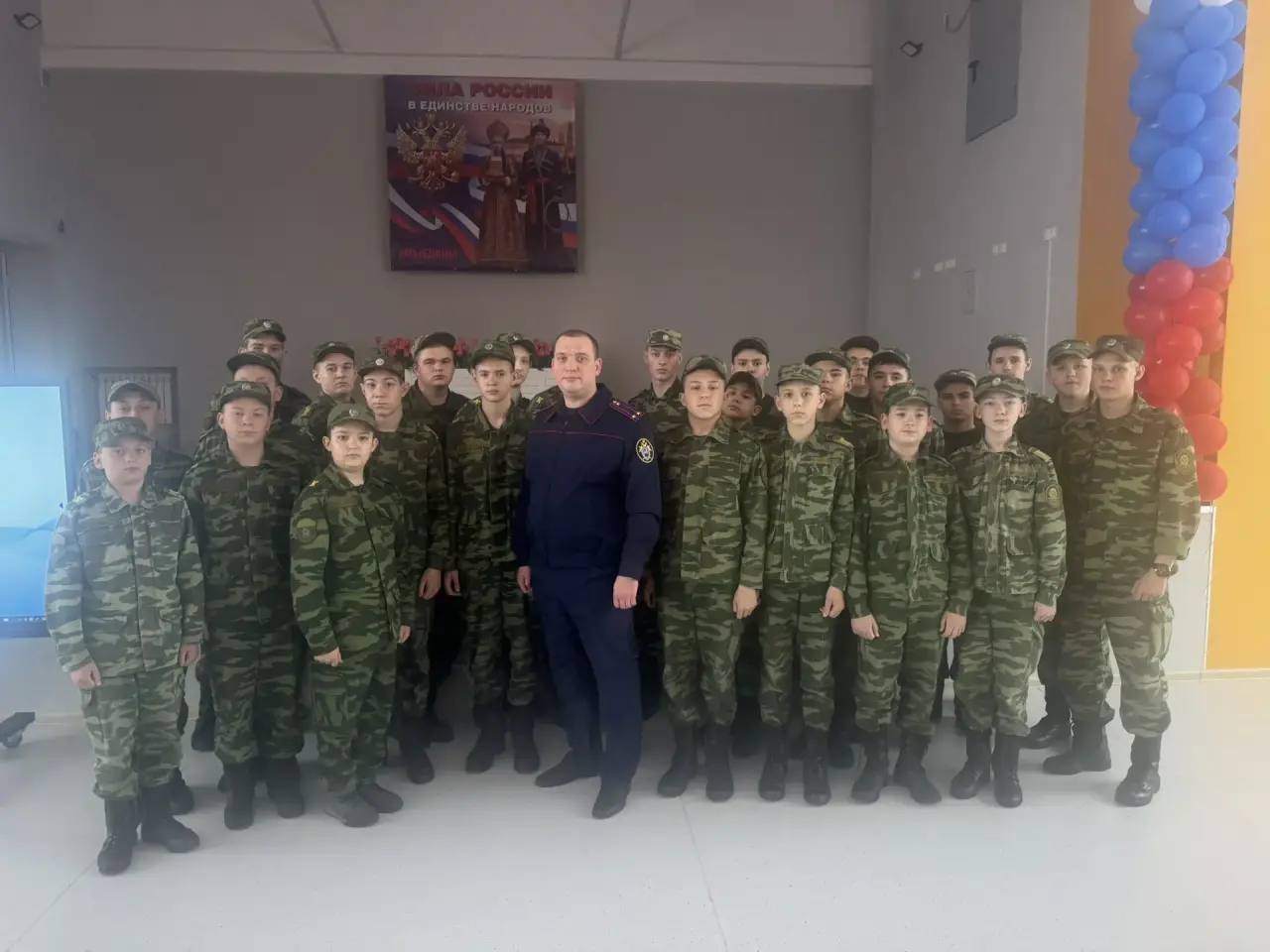 Сотрудники следственного управления СК России по ЛНР продолжают профориентационную работу с молодёжью