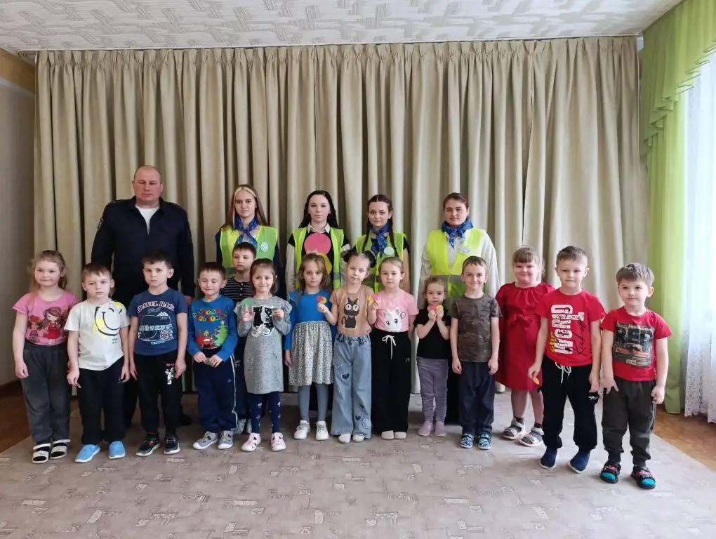 Сотрудники Госавтоинспекции МВД по ЛНР проводят практические занятия по ПДД с юными участниками дорожного движения Сотрудники Госавтоинспекции МВД по ЛНР проводят практические занятия по ПДД с юными участниками дорожного движения