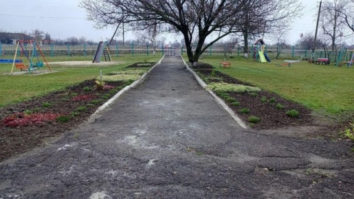 Представитель региона-шефа, находящийся в командировке в Беловодском МО, посетил с рабочим визитом детский сад в с. Городище по вопросу обсуждения планов ремонта при участии Новосибирской области