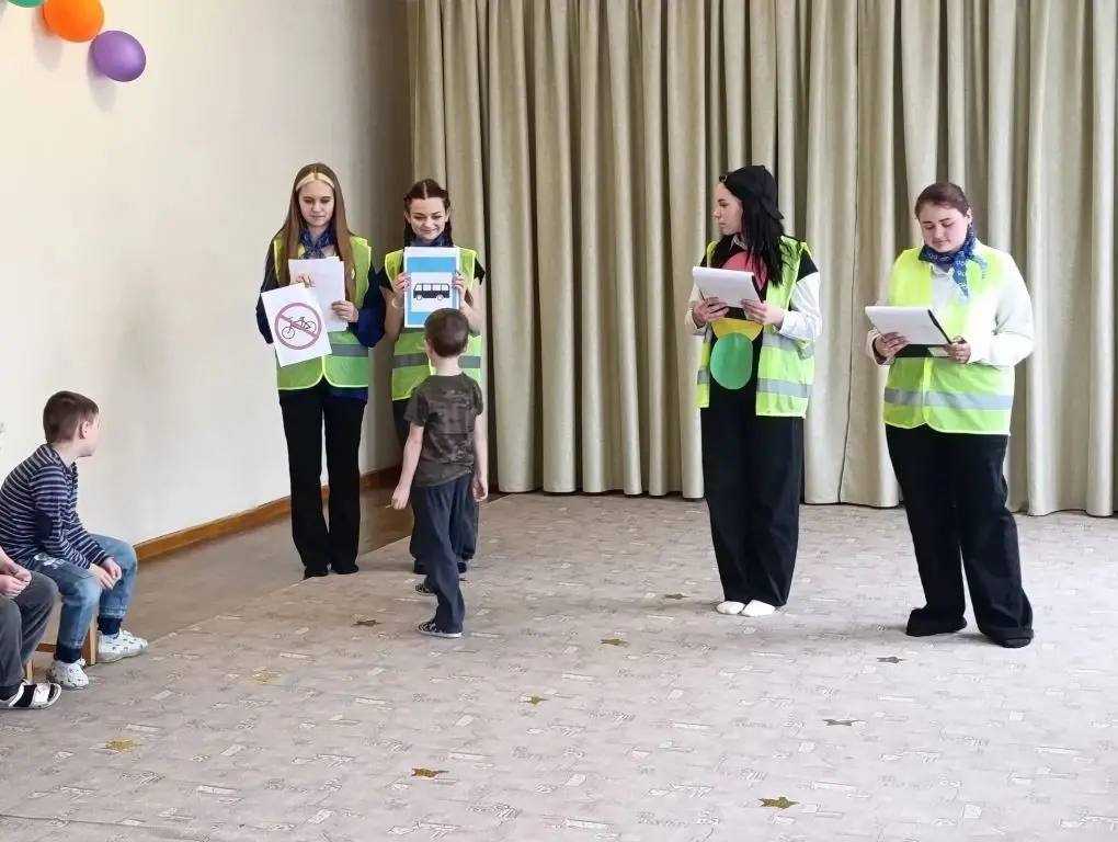 Сотрудники Госавтоинспекции МВД по ЛНР проводят практические занятия по ПДД с юными участниками дорожного движения Сотрудники Госавтоинспекции МВД по ЛНР проводят практические занятия по ПДД с юными участниками дорожного движения