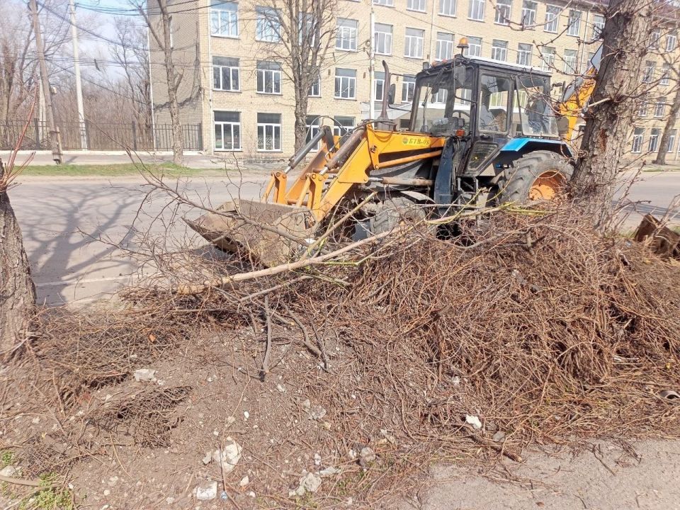 В Стаханове продолжается уборка улиц В Стаханове продолжается уборка улиц
