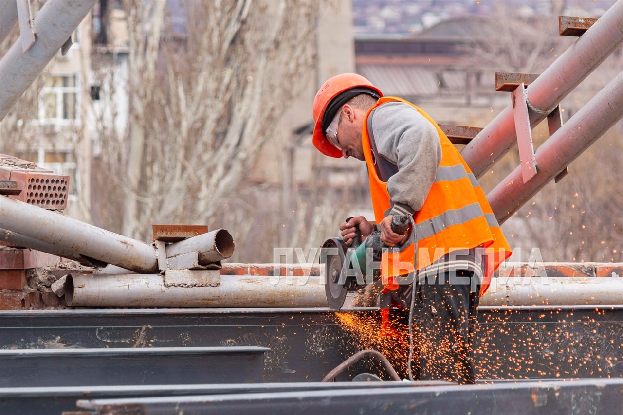 Луганские единороссы провели инспекцию хода восстановительных работ в городской многопрофильной больнице №2 Луганские единороссы провели инспекцию хода восстановительных работ в городской многопрофильной больнице №2