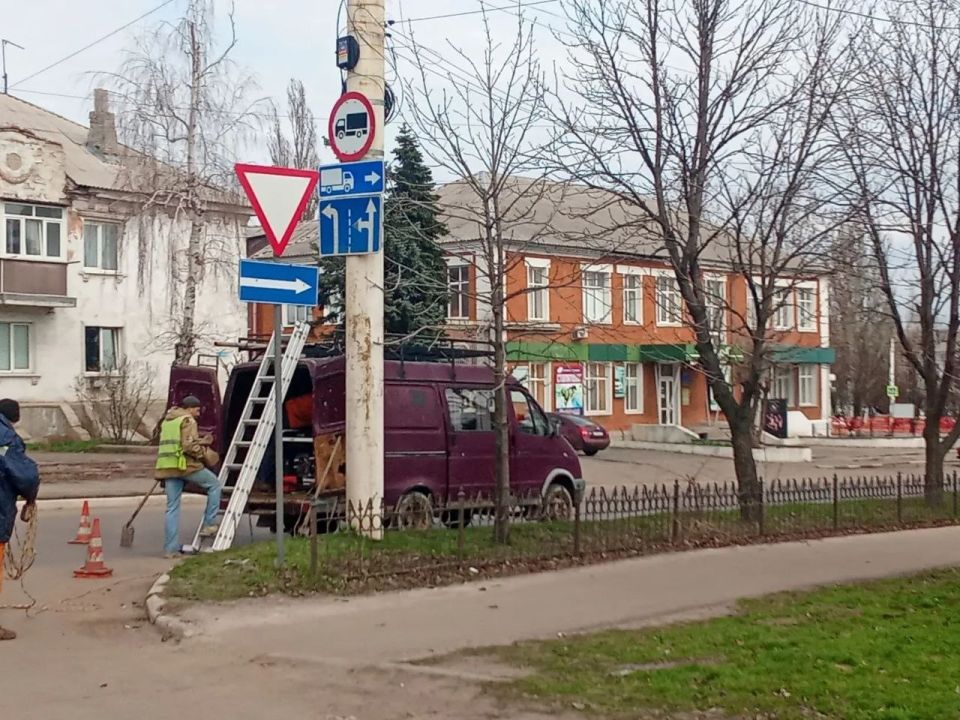 В Стаханове продолжается уборка улиц В Стаханове продолжается уборка улиц