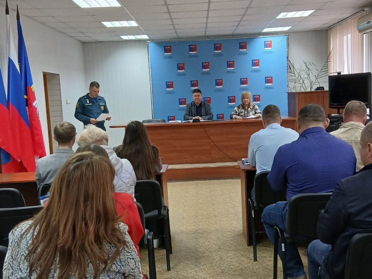 Альберт Зинченко: Сегодня совместно с председателем Совета Станично-Луганского МО Татьяной Пономаревой провели аппаратное совещание с руководителями структурных подразделений, учреждений и предприятий округа