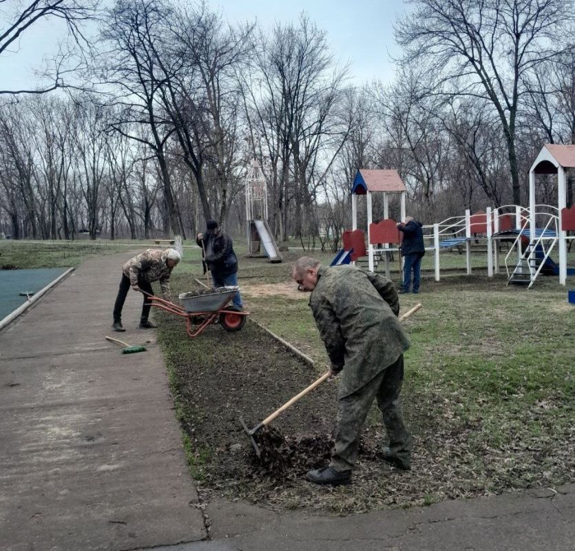 Коллективы учреждений культуры приняли участие в субботнике Коллективы учреждений культуры приняли участие в субботнике