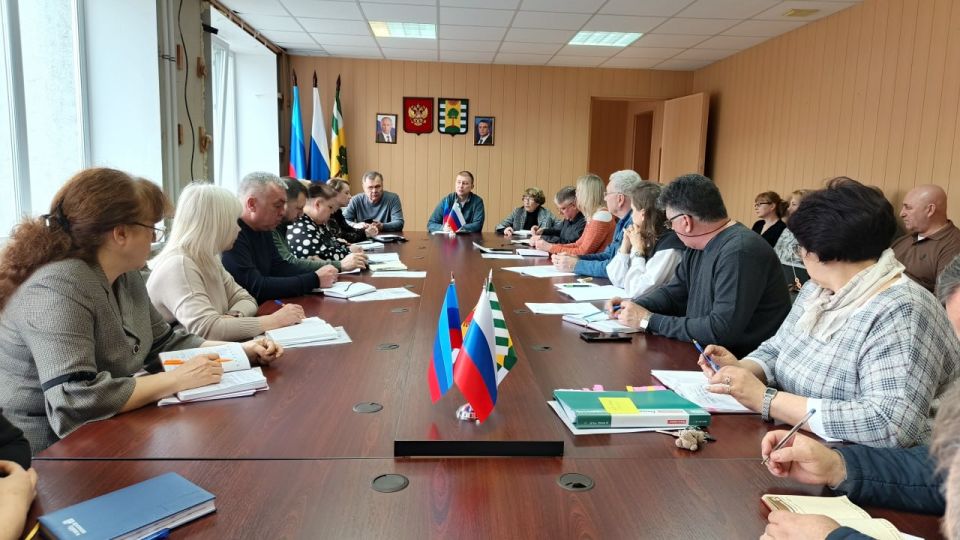 Врип главы Евгений Шаталин совместно с первым заместителем Игорем Шмидтом провёл совещание с руководителями структурных подразделений администрации города Рубежное Врип главы Евгений Шаталин совместно с первым заместителем Игорем Шмидтом провёл совещание с руководителями структурных подразделений администрации города Рубежное