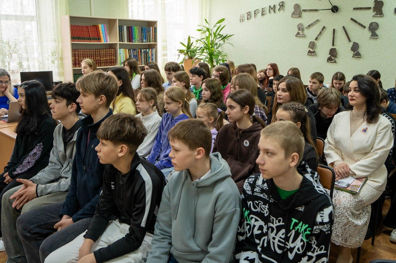 Всероссийская Неделя детской книги, посвященная Году единства народов России, торжественно открылась в Луганской библиотеке для детей Всероссийская Неделя детской книги, посвященная Году единства народов России, торжественно открылась в Луганской библиотеке для детей