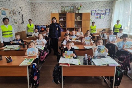 Скоро каникулы: юные инспекторы, сотрудник ГИБДД и родительский патруль объединили усилия для безопасности детей