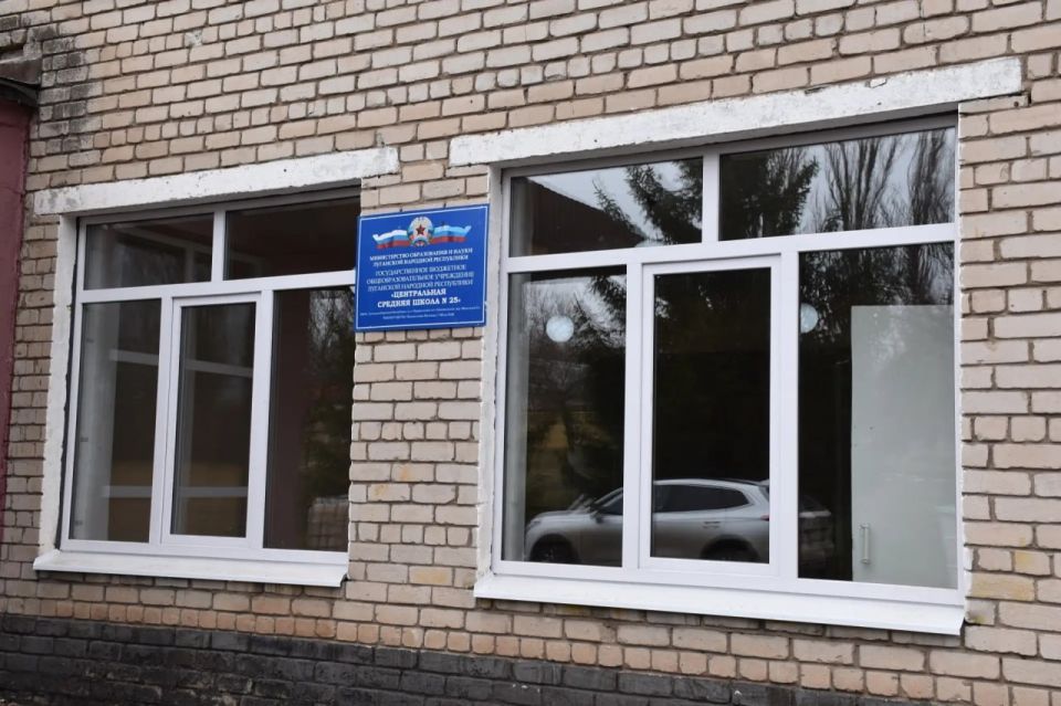 В пгт Центральный восстанавливают школу после обстрела В пгт Центральный восстанавливают школу после обстрела