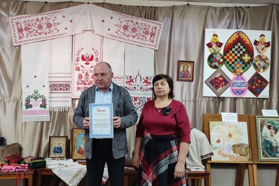 В Краснолучском краеведческом музее сотрудники Музейного комплекса боевой славы на реке Миус организовали творческие встречи мастеров декоративно-прикладного и художественного искусства города Красный Луч В Краснолучском краеведческом музее сотрудники Музейного комплекса боевой славы на реке Миус организовали творческие встречи мастеров декоративно-прикладного и художественного искусства города Красный Луч