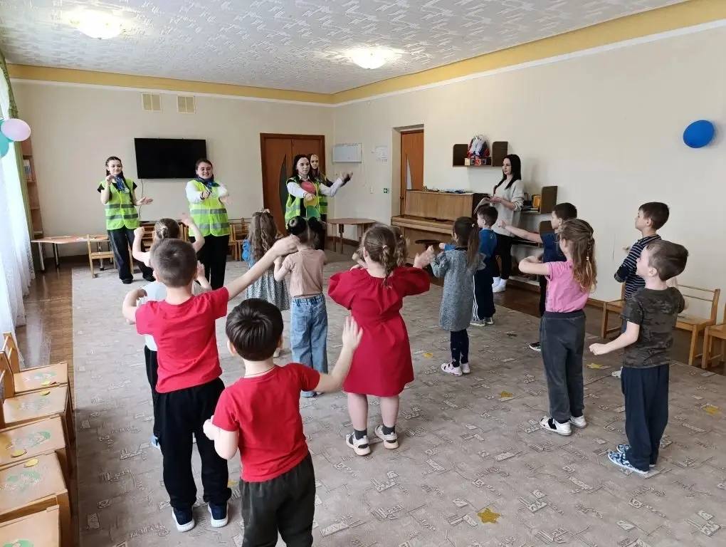 Сотрудники Госавтоинспекции МВД по ЛНР проводят практические занятия по ПДД с юными участниками дорожного движения Сотрудники Госавтоинспекции МВД по ЛНР проводят практические занятия по ПДД с юными участниками дорожного движения