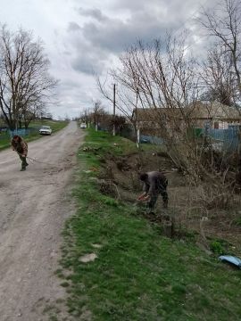 30.03.2026 года, работники отдела жизнеобеспечения села Благовка Администрации городского округа город Ровеньки оказали помощь малоподвижным жителям преклонного возраста, Рожковым Александру Николаевичу и Нине Григорьевне...