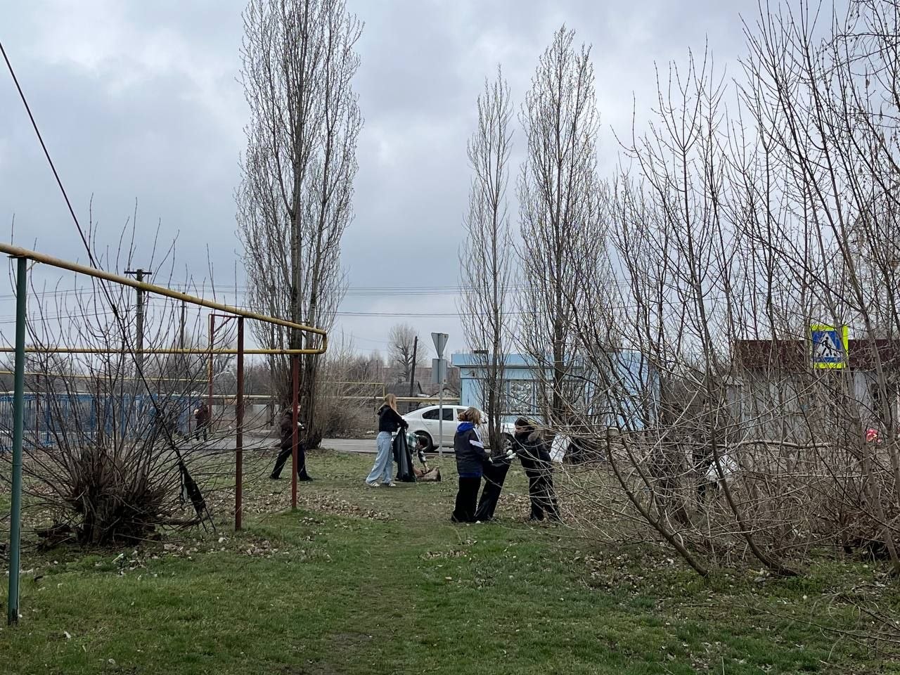 Учащиеся и коллектив Станично-Луганской средней школы имени Грекова П.М. дружно вышли на уборку школьной территории и прилегающей к ней зоны Учащиеся и коллектив Станично-Луганской средней школы имени Грекова П.М. дружно вышли на уборку школьной территории и прилегающей к ней зоны