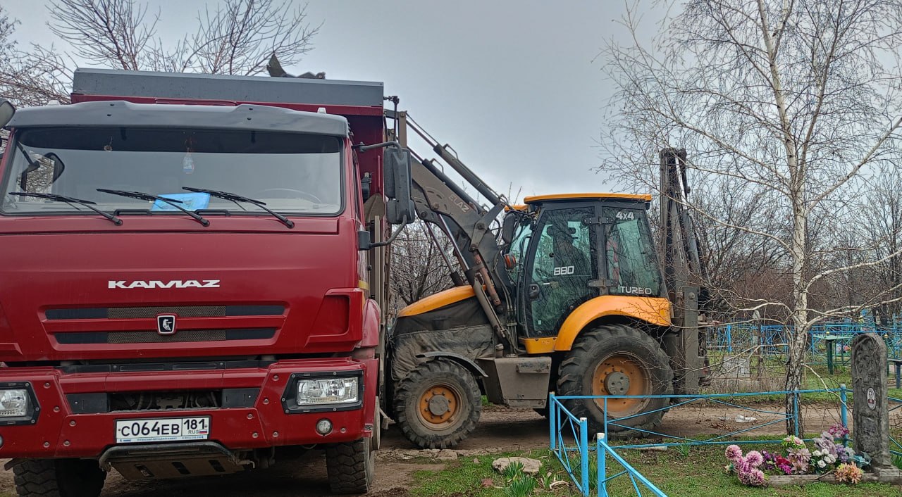 31 марта работниками МУП «Чистый город» (руководитель Наталья Мартышова) были проведены работы по уборке мусора на территории Молодогвардейского городского кладбища