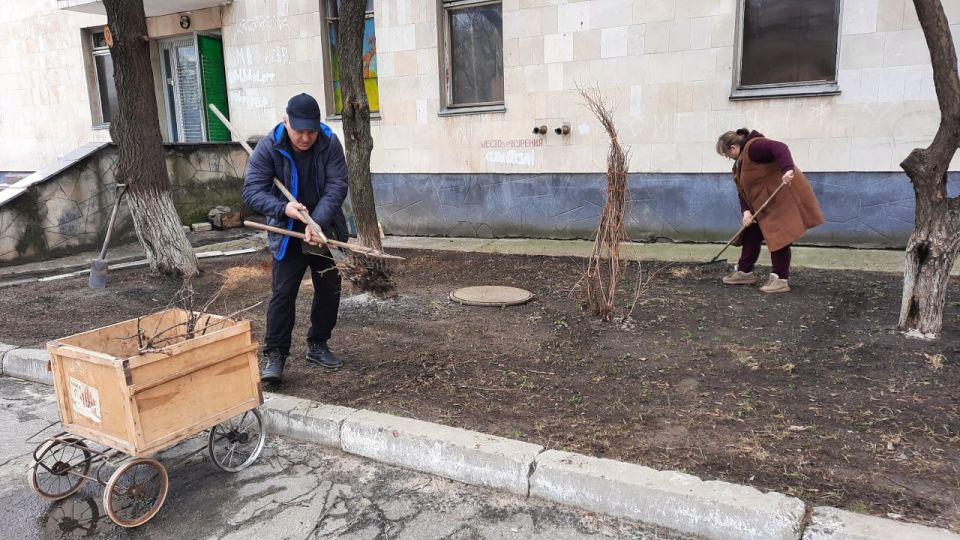 Чистый город. Работники городского Дворца культуры приняли участие в городском субботнике Чистый город. Работники городского Дворца культуры приняли участие в городском субботнике