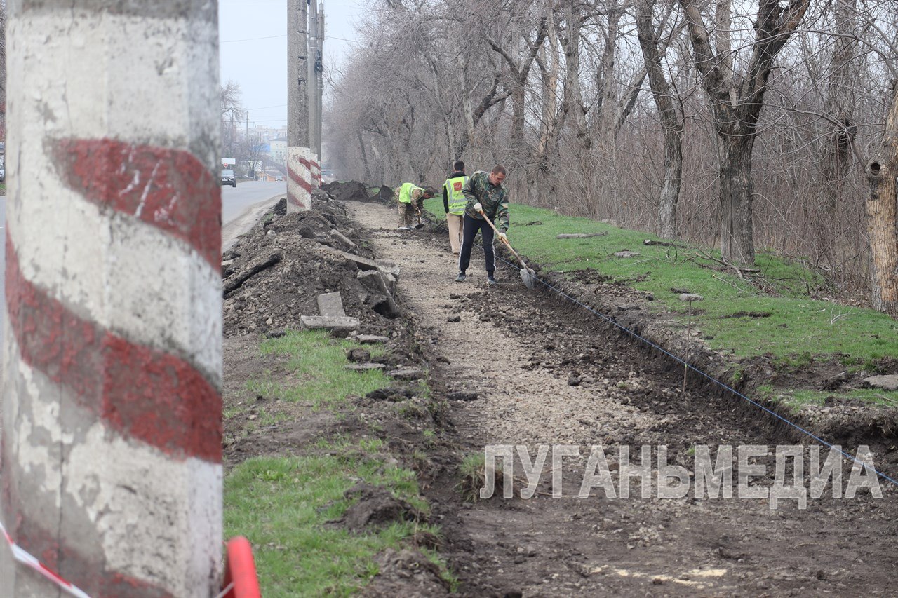 В Свердловске благоустраивают общественную территорию в рамках проекта «Формирование комфортной городской среды»
