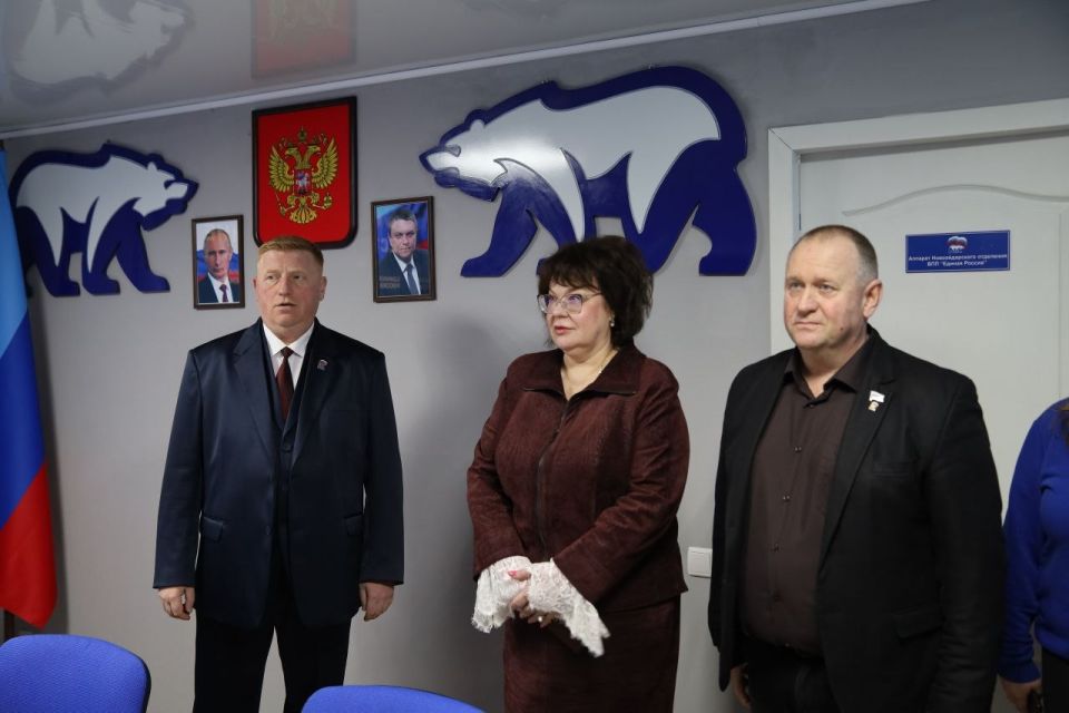 В Новоайдаре открылась местная общественная приемная Единой России В Новоайдаре открылась местная общественная приемная Единой России